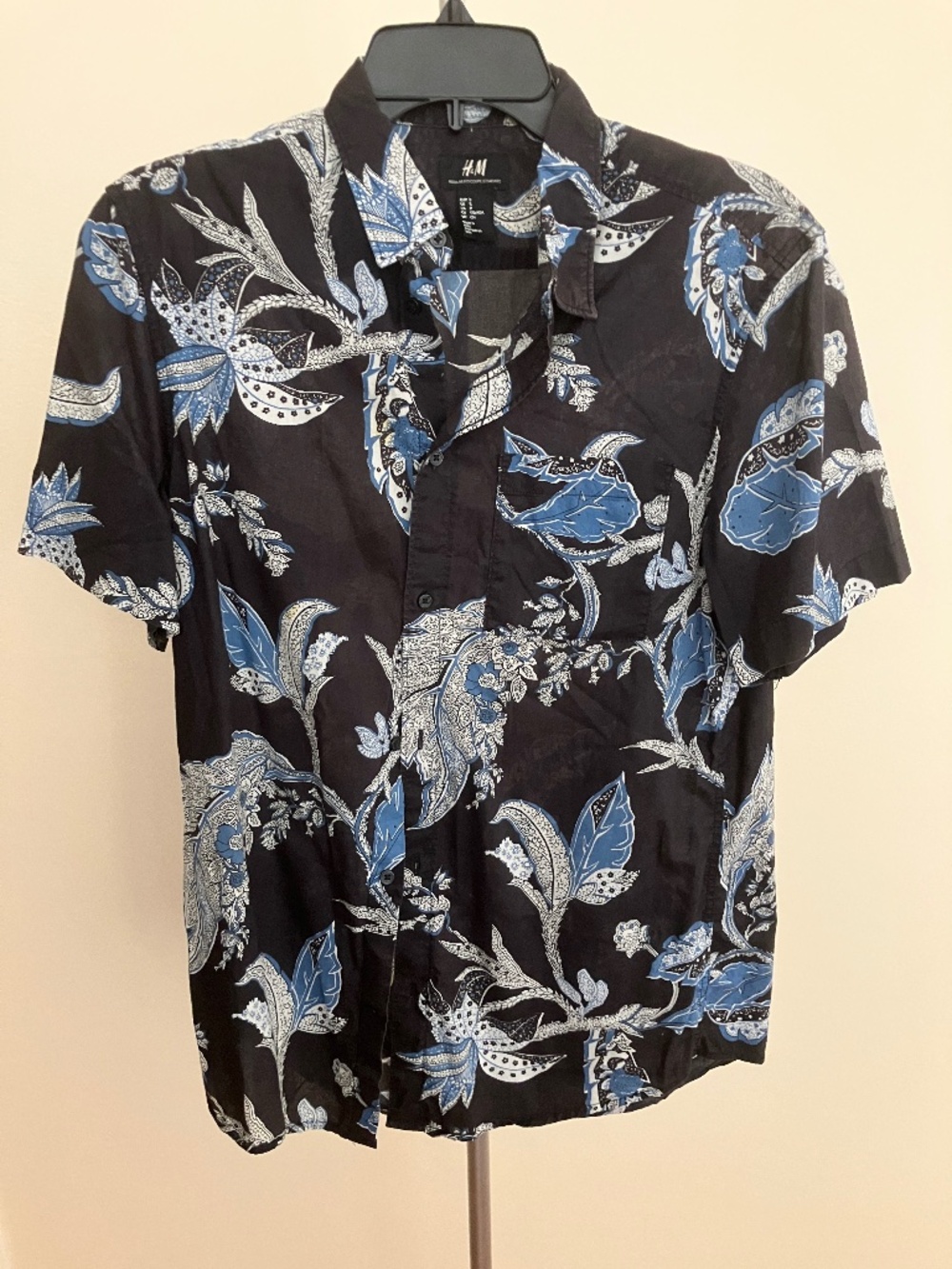 H&M Men Small Floral Batik Print Short Sleeve Button Up Shirt Blue Black Regular